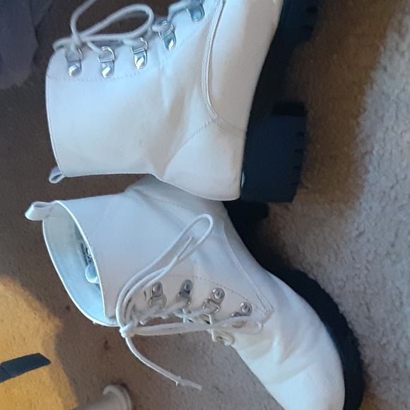 White combat boots with black soles - Picture 4 of 5